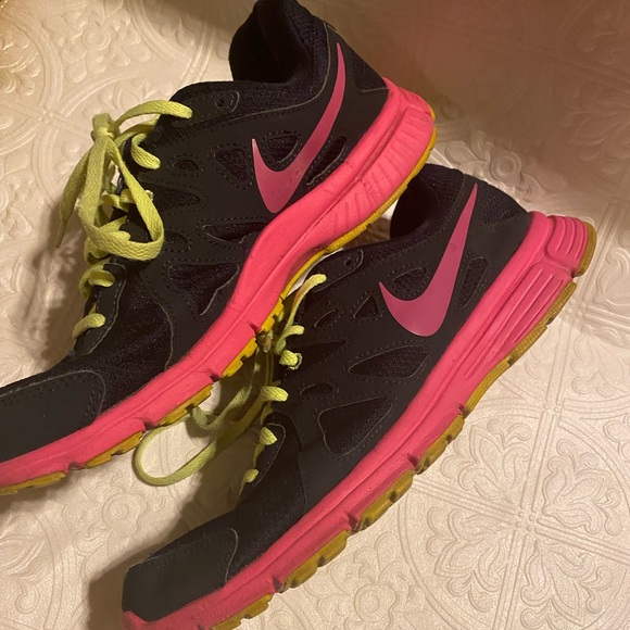 Nike Shoes - Nike Revolution 2